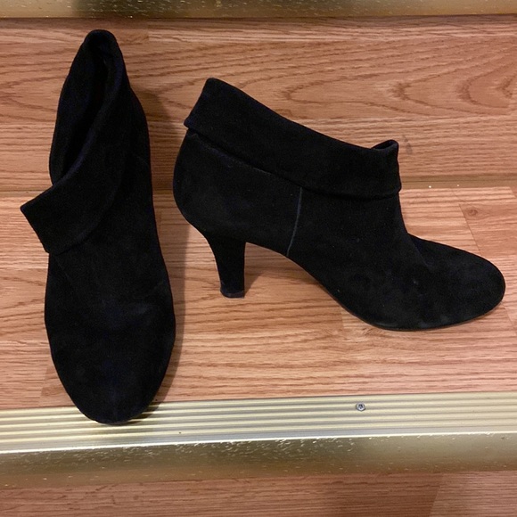 Enzo Angiolini black suede ankle booties - size 6 - Picture 2 of 6